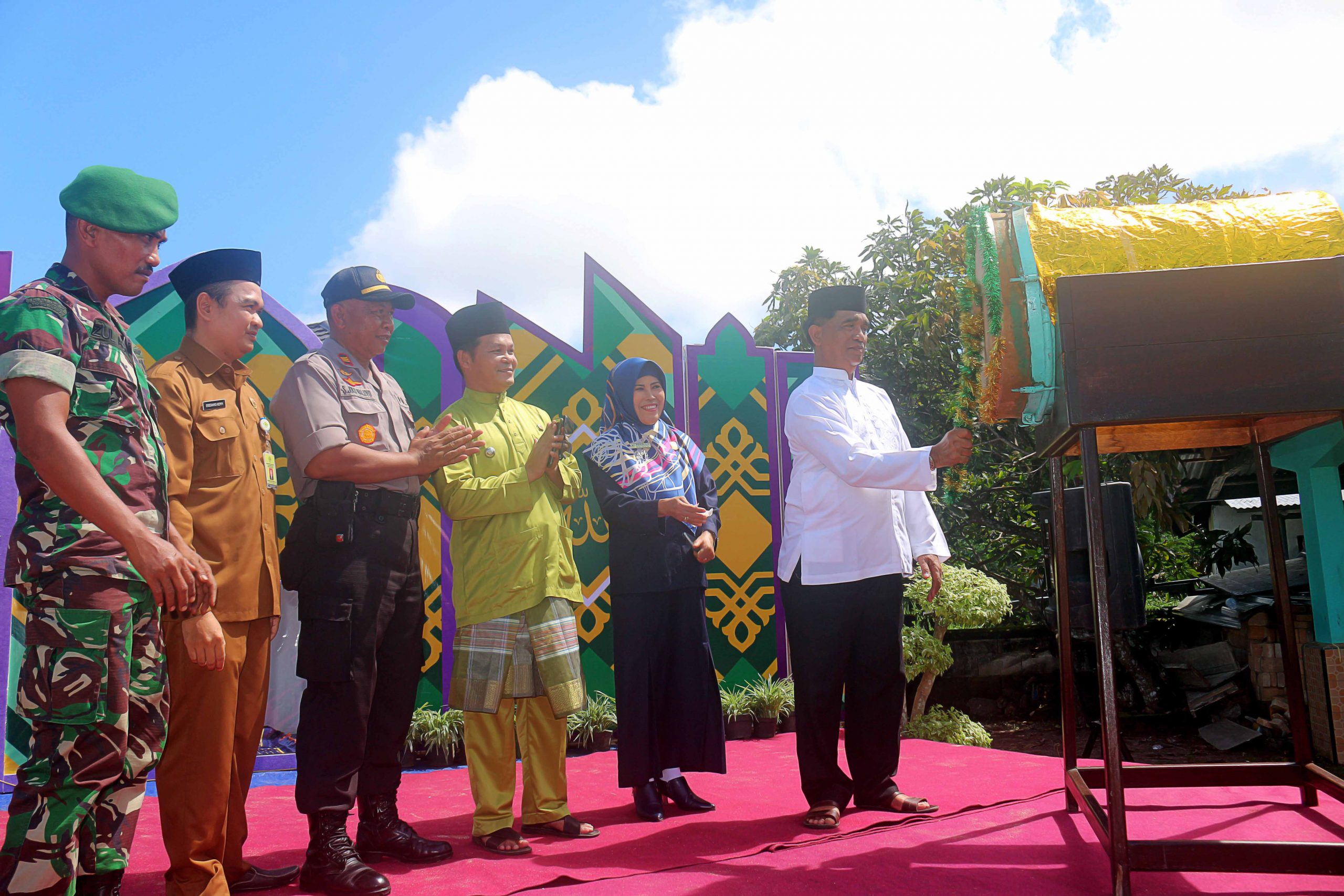 Bupati-Beltim-Yuslih-Ihza-saat-memukul-beduk-tanda-pembukaan-MTQ-tingkat-Kecamatan-Manggar