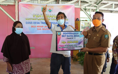 Aan Serahkan BLT Dana Desa Mekar Jaya