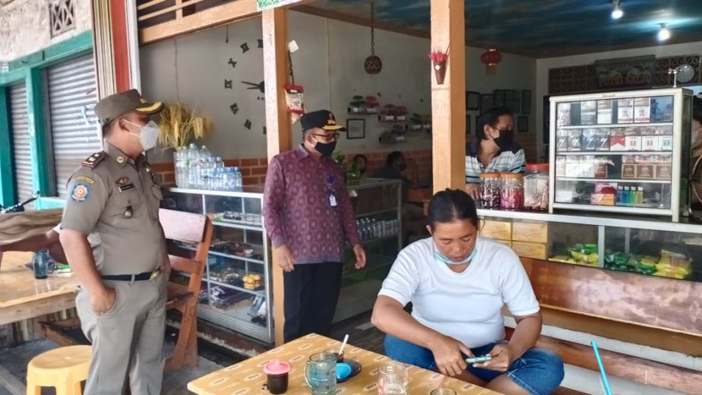 Kepala Satpol PP saat ikut dalam pemantauan pegawai