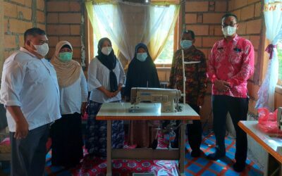 BERIKAN BANTUAN MESIN JAHIT, KETUA DEKRANASDA BELTIM INGIN KERAJINAN SULAM LESTARI