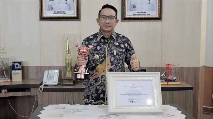 Foto Bupati dengan Piala Penghargaan ok