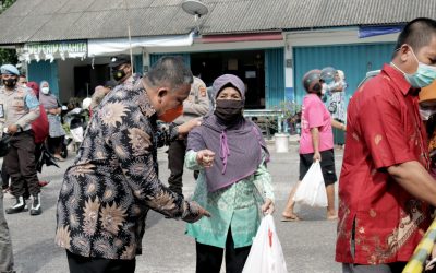 Sangat Antusias, Ibu-Ibu Padati Operasi Pasar di Manggar