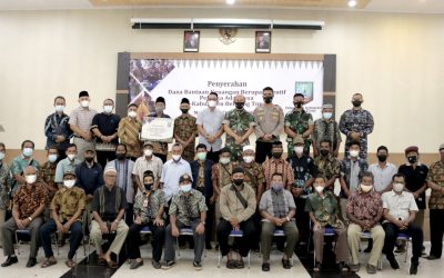 Burhanudin Serahkan Insentif Pemuka Adat se-Beltim