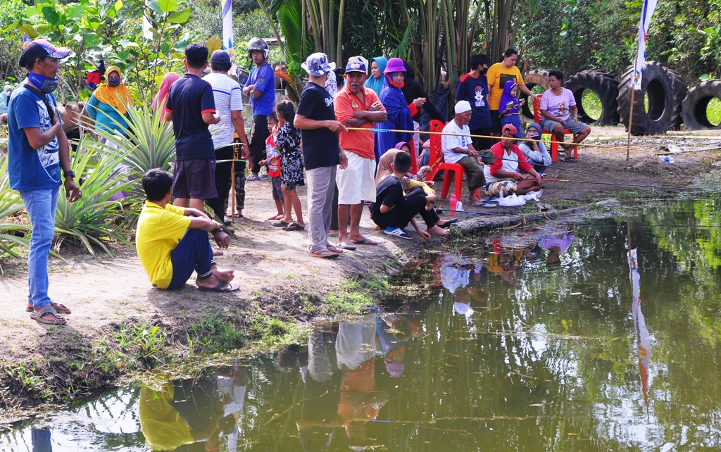 Masyarat saat ikut loma memncing