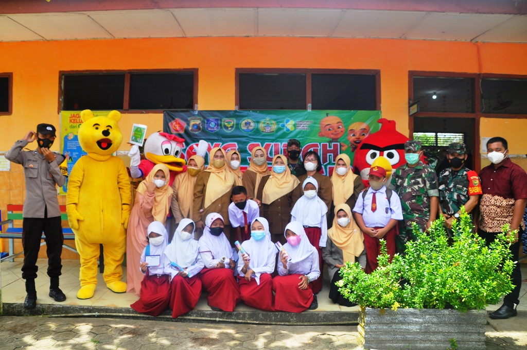 Para siswa SDN 16 dan guru berfoto bersama