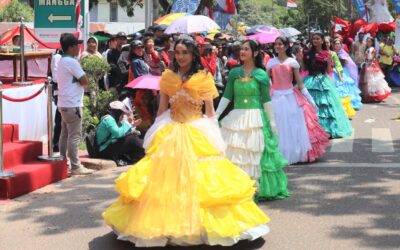 Juara 1 Pawai Pembangunan, Siswi SMA 1 Manggar Daur Ulang Plastik Jadi Gaun