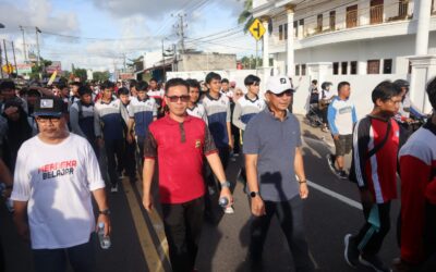 Peringati Hardiknas, Bupati Aan Lepas Gerak Jalan Santai