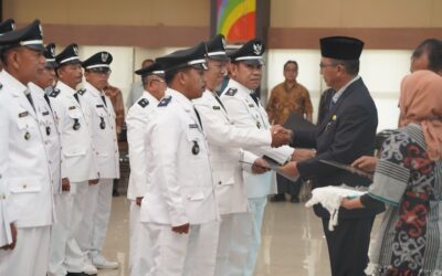 Aan Pimpin Pengukuhan Perpanjangan Masa Jabatan 39 Kepala Desa dan 218 Anggota BPD Kabupaten Belitung Timur