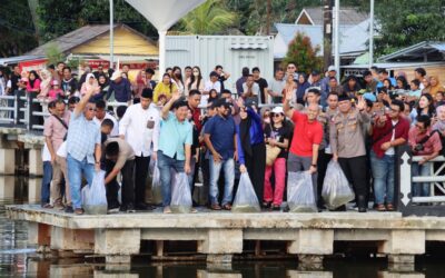 Bupati Kamarudin Bersama Forkopimda Tabur Benih 2000 Bibit Ikan Patin di Kolong Minyak Manggar