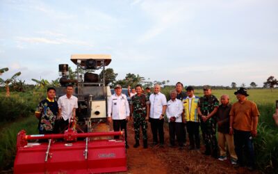 Bupati Beltim Salurkan Bantuan Benih Padi dan Alat Pertanian kepada Petani di Danau Nujau