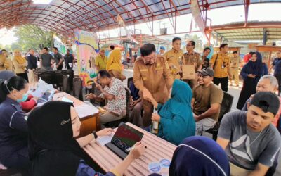 Bupati dan Wabup Beltim Tinjau Cek Kesehatan Gratis di Pasar Lipat Kajang Manggar