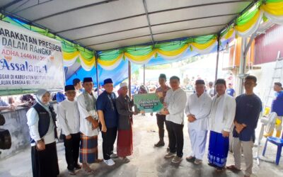 Bupati Beltim Serahkan Sapi Presiden ke Masjid Assalam Desa Baru, Manggar