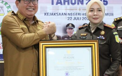Momen Hari Bhakti Adyaksa, Kepala Kejaksaan Negeri Beltim Terima Penghargaan dari Bupati