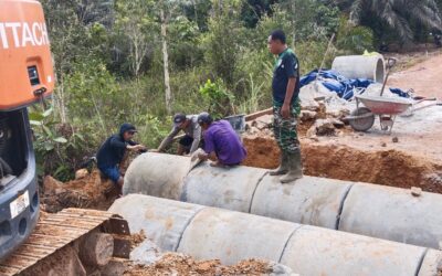 Masyarakat dan TNia Garap Gorong-Gorong Dusun Air Dekat