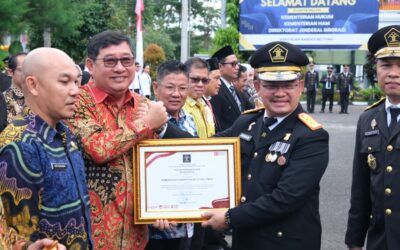 Bupati Kamarudin Terima Penghargaan Pembentukan Posbakum
