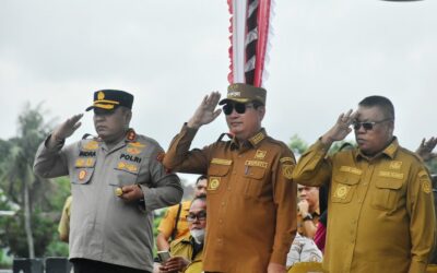 Gerimis, Warga Tetap Semangat Tonton Gerak Jalan