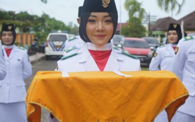 Putri Pembawa Baki Bendera, Kibarkan Semangat Nasionalisme di Upacara Penurunan Pemkab Beltim