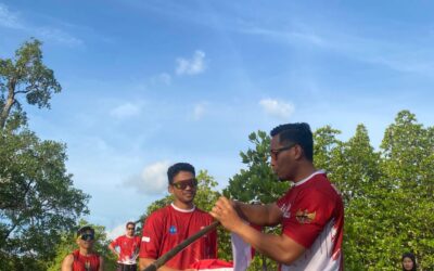 Pegiat Stand Up Paddle Beltim Kibarkan Bendera Merah Putih Di Pulau Tang