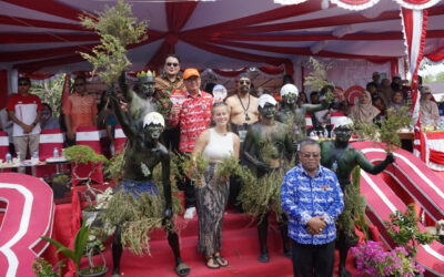 Bule Cantik Nimbrung Jadi Peserta Pawai Pembangunan