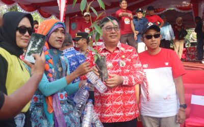 Ratusan Warga Tukarkan Sampah Demi Bibit