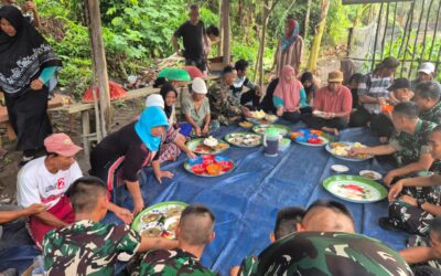 TNI AD dan Warga Jajal Makan Bedulang
